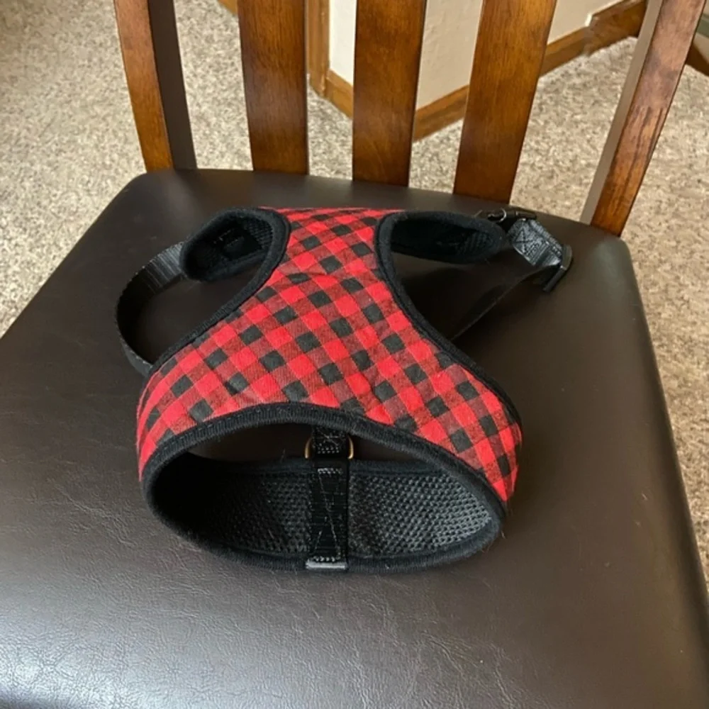 NWOT Med Sz Black/Red Plaid Adjustable Dog Harness